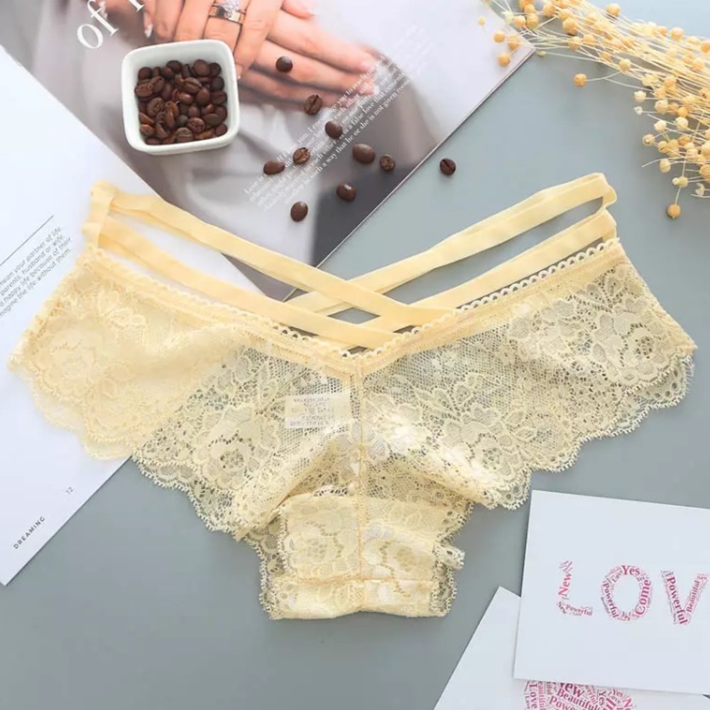 New Medium Cream Floral Lace Cheeky Panties NWT